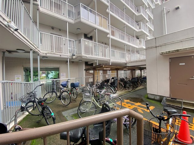 コスモ川口サンスクエアの駐輪場|敷地内に完備された屋根付きの自転車置場です。大切な自転車を雨風からしっかり守り、傷みや汚れを防ぎます。整然と管理された綺麗なスペースで、通勤や通学、お買い物での日常利用に大変便利です。
