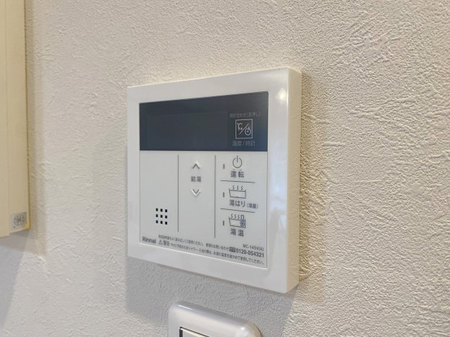 コスモ川口サンスクエアの発電・温水設備|毎日のバスタイムを快適にする追い炊き機能を備えた給湯設備です。時間を気にせず温かいお湯に浸かることができ、疲れた体をしっかりと癒やせます。ご家族の入浴時間が異なる場合でも大変便利です。
