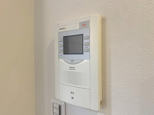 コスモ川口サンスクエアのセキュリティ|室内から来訪者を確認・対応できるインターフォン設備です。受話器を取るだけでスムーズに通話ができるシンプルな操作性で、突然の訪問や配達時にも慌てることなく安心して対応することが可能です。