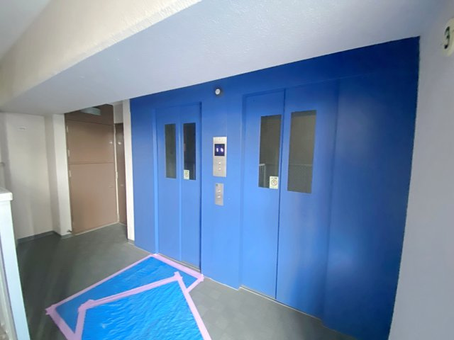 コスモ川口サンスクエアのその他共用部分|共用部分のエレベーターです。重い荷物がある日のお買い物帰りや、ベビーカーをご利用の際にも快適に移動できます。日々の昇り降りをスムーズにし、世代を問わず快適に暮らせる住環境が整っています。