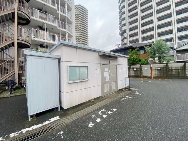 コスモ川口サンスクエアのその他共用部分|敷地内に設置された専用のゴミ捨て場です。清掃が行き届いており、衛生管理も良好。敷地内にあるためゴミ出しの手間が少なく、朝の慌ただしい時間帯でもスムーズに出すことができる利便性の高さが魅力です。