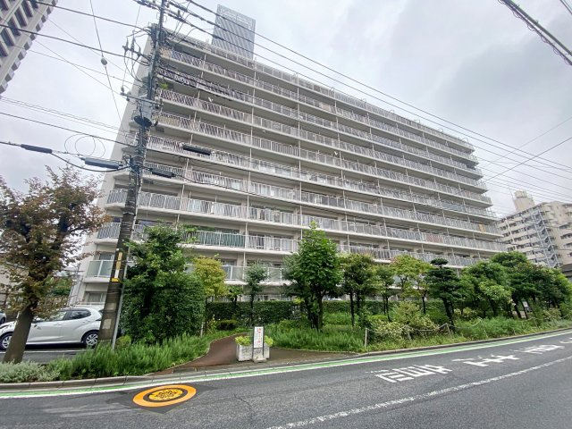 コスモ川口サンスクエアの外観|落ち着いた住環境に位置するマンションの外観です。総戸数133戸の大規模コミュニティで管理体制も良好。周辺環境も充実しており、毎日の買い物や通勤・通学にも便利な立地条件が整っています。