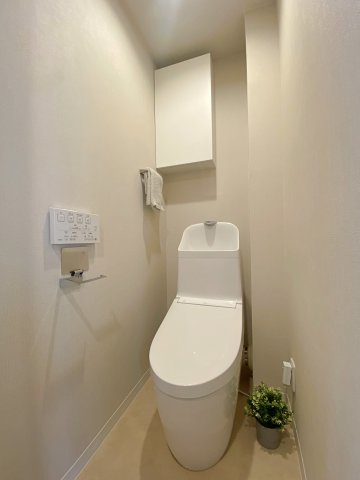 コスモ川口サンスクエアのトイレ|温水洗浄便座付きのトイレを新規交換予定です。衛生面や手入れのやすさに配慮された最新設備を採用。上部収納など使い勝手も考慮されており、常に清潔で快適な個室空間を保つことができます。