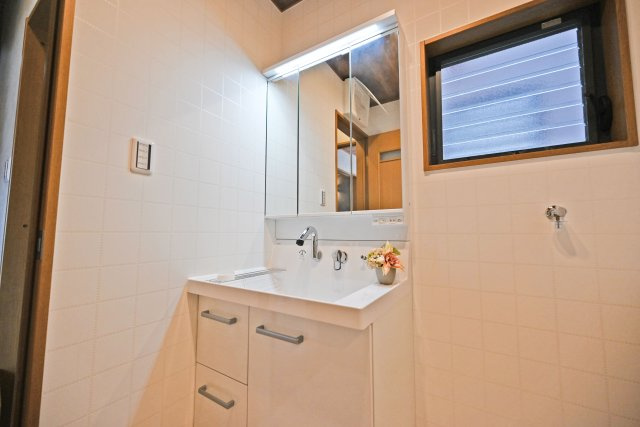 大阪市淀川区三津屋南3丁目中古一戸建て│3LDK＋駐車1台可の独立洗面台|広いボウルの洗面台のため、軽い衣類の汚れなども手早く洗えます。