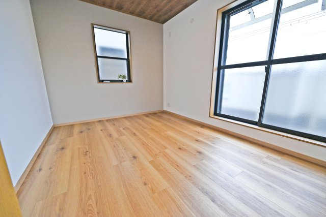 大阪市淀川区三津屋南3丁目中古一戸建て│3LDK＋駐車1台可の寝室|洋室①約6帖
どんなインテリアにも馴染みやすいシンプルな居室。家具の配置もしやすいです。