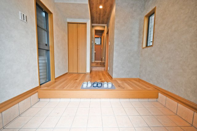 大阪市淀川区三津屋南3丁目中古一戸建て│3LDK＋駐車1台可の玄関|玄関はゆとりある広さを確保し、靴の脱ぎ履きがしやすい設計です。