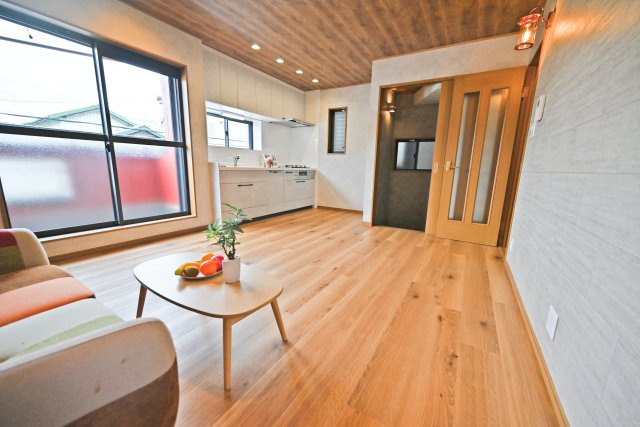 大阪市淀川区三津屋南3丁目中古一戸建て│3LDK＋駐車1台可の居間・リビング|LDK約11.7帖
家具の配置を工夫しやすい使い勝手の良い空間です。お気に入りの家具や小物を取り入れながら、ライフスタイルに合わせた心地よい住まいを演出できます。
