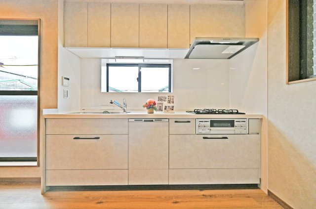 大阪市淀川区三津屋南3丁目│3LDK＋駐車1台可のキッチン|壁付タイプのキッチンで作業に集中できるので、毎日の調理も快適に行えます。