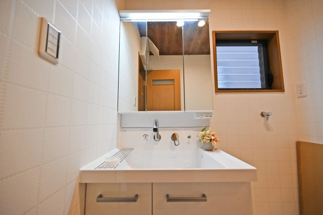 大阪市淀川区三津屋南3丁目中古一戸建て│3LDK＋駐車1台可の独立洗面台|明るく使いやすい3面鏡付きの洗面化粧台です。