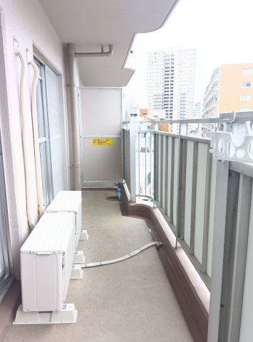 山本興産ビルのバルコニー