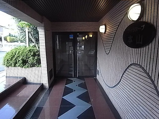ヴィラヌーブ本山のエントランス