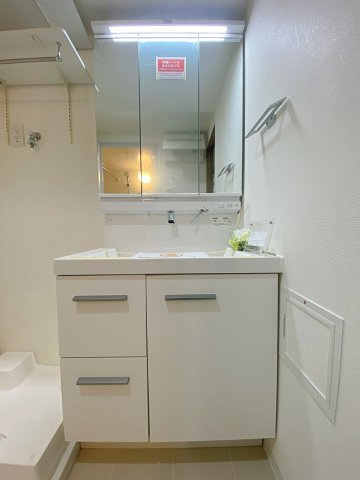 トーカンマンション川口第二の独立洗面台|新規交換済みの独立洗面化粧台です。身支度がスムーズに行える使い勝手の良いデザインで、鏡裏や下部には小物をすっきり整理できる便利な収納スペースを備えています。