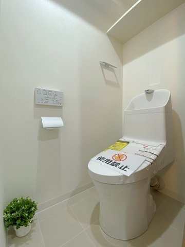 トーカンマンション川口第二のトイレ|新規交換済みの快適なトイレ空間です。清潔感にあふれた最新設備を導入しており、優れた節水機能やお掃除のしやすいデザインで、毎日気持ちよくお使いいただけます。