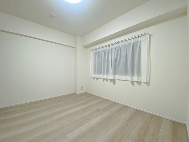 トーカンマンション川口第二の寝室|洋室5.7帖（間取り図左上）のお部屋です。落ち着いた雰囲気で主寝室としても快適にお使いいただけます。家具の配置がしやすく、心地よいプライベート空間を演出できます。
