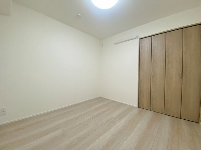 トーカンマンション川口第二の子供部屋|洋室5.0帖（間取り図上側真ん中）のお部屋です。子供部屋や書斎、テレワークスペースなど多用途に活用できます。明るい光を取り込める過ごしやすい空間となっています。