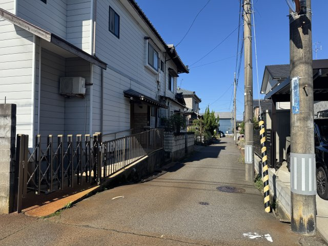 東区逢谷内4丁目　土地の前面道路含む現地写真