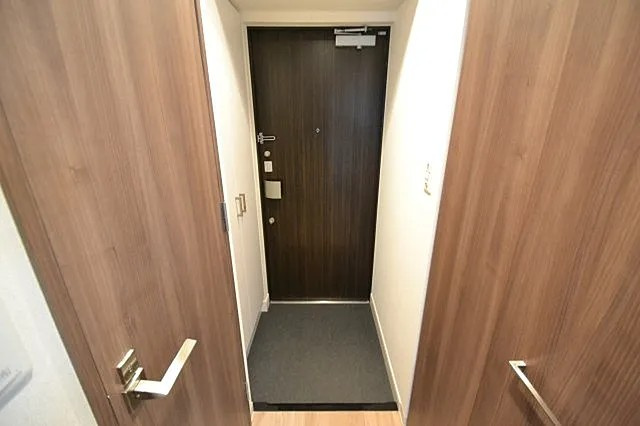 プレサンスジェネ新神戸ステーションフロントの玄関