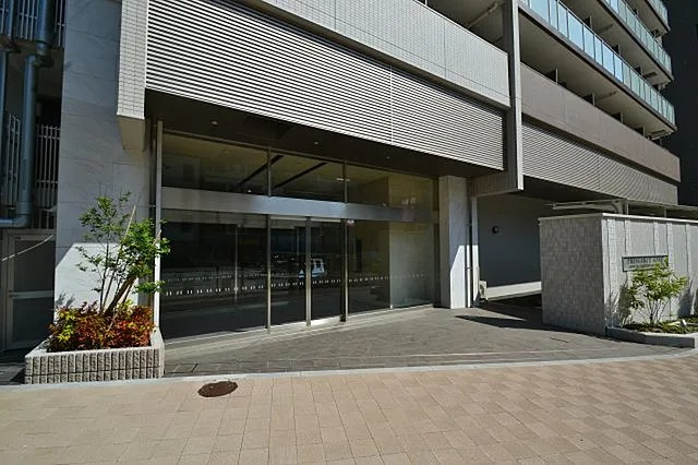 プレサンスジェネ新神戸ステーションフロントのエントランス