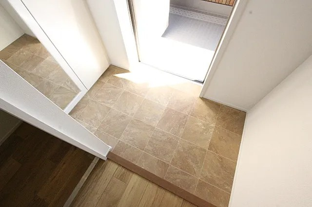 西宮市川西町のアパートの玄関