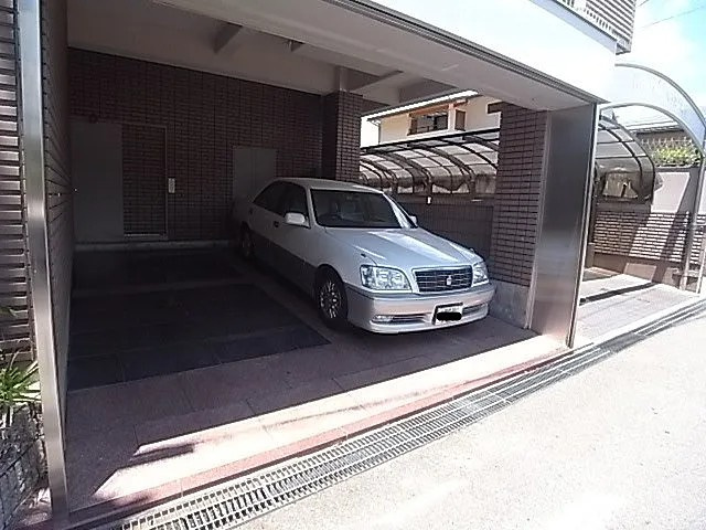 西宮市甲子園六番町の賃貸マンションの駐車場