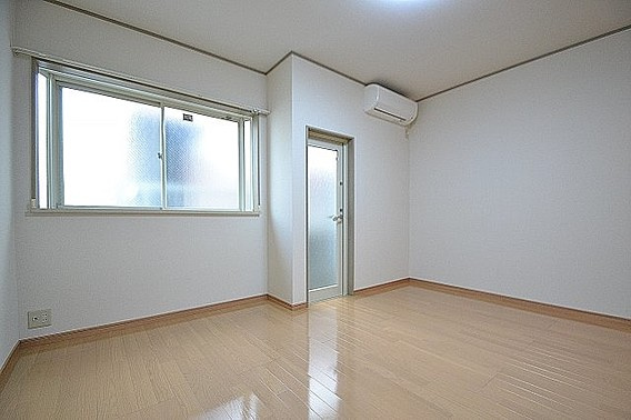 神戸市灘区城内通３丁目のアパートの居間・リビング