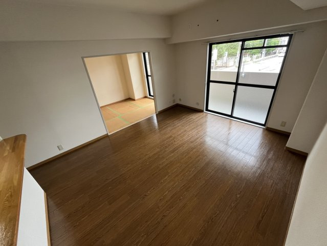 西宮市門戸東町の賃貸マンションの居間・リビング