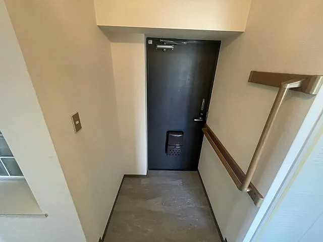 西宮市田近野町の賃貸マンションの玄関