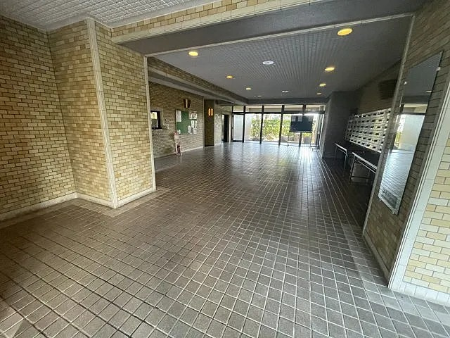 西宮市田近野町の賃貸マンションのエントランス