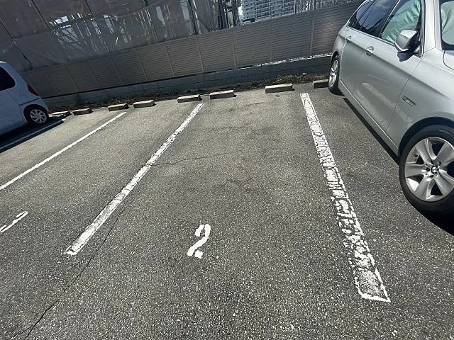 西宮市田近野町の賃貸マンションの駐車場