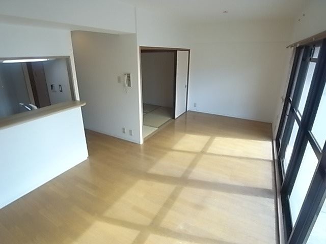 西宮市高木東町の賃貸マンションの居間・リビング
