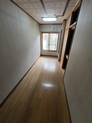 苅田9丁目店舗付き住宅の居間・リビング