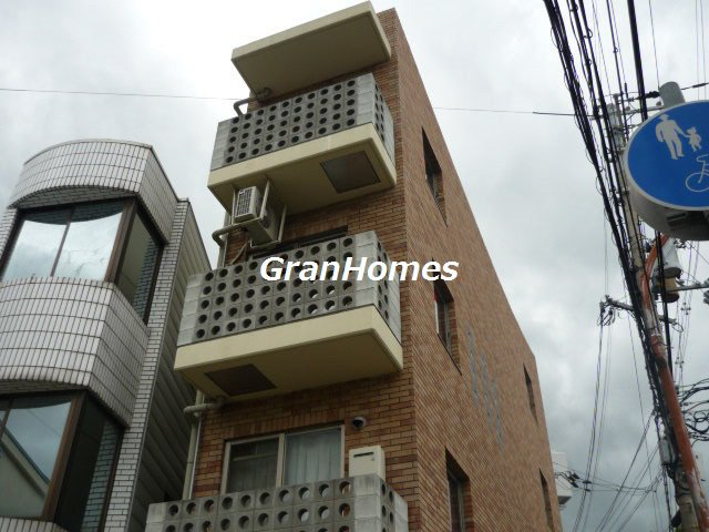 ベルフラワー岡町の外観
