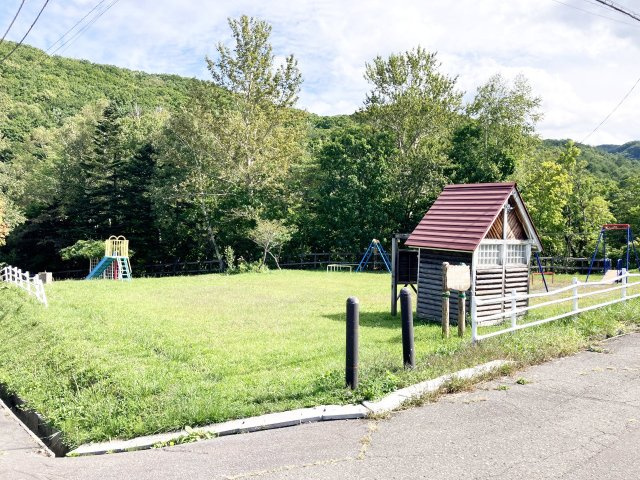 小樽市桂岡町　土地の周辺|近隣には公園が数多くあり、ペットのお散歩やお子様の遊び場も豊富♪