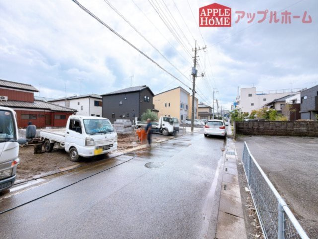 [新築住宅] 熊谷市拾六間 2期 全2棟の前面道路含む現地写真