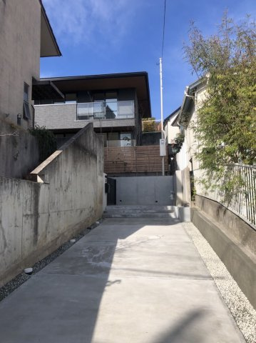 苦楽園四番町戸建の駐車場