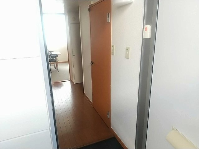 レオパレスハビタＡの玄関