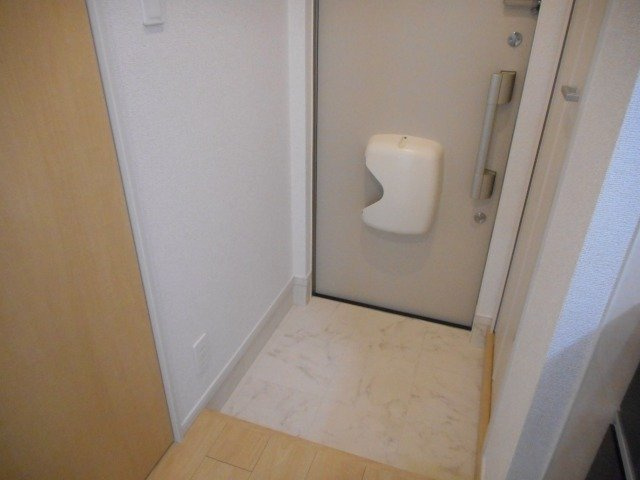 プリムローズ鷹の台の玄関