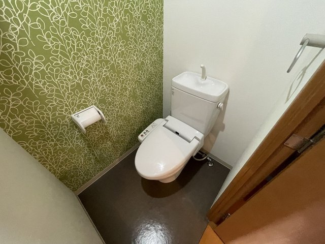 温水洗浄便座付きのトイレです♪