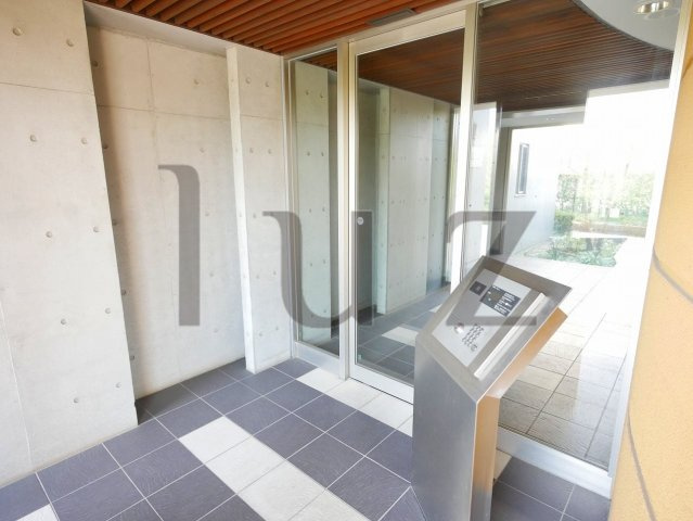 アンビエンテ横浜鴨居のエントランス