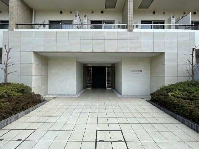 ガーデン萩中のエントランス