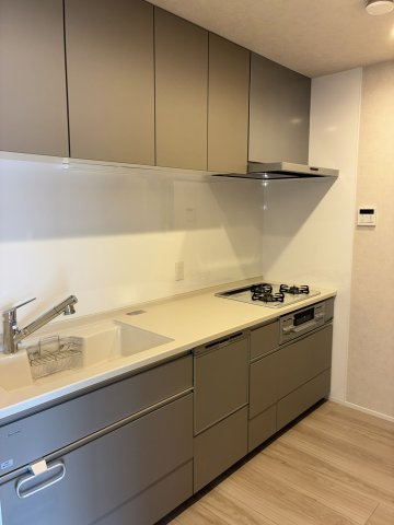 【キッチン】 | ライオンズマンション箱崎宮前 | 独立した空間でゆったりお料理を楽しめます。吊戸棚もあり収納が充実しています
