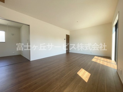 【居間・リビング】 | 菊川市下平川 4期 新築一戸建て | 17帖のLDKです