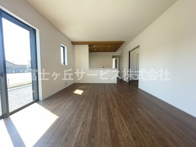 【居間・リビング】 | 菊川市下平川 4期 新築一戸建て | ゆったり過ごせるリビングです