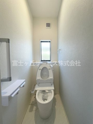 【トイレ】 | 菊川市下平川 4期 新築一戸建て | トイレです