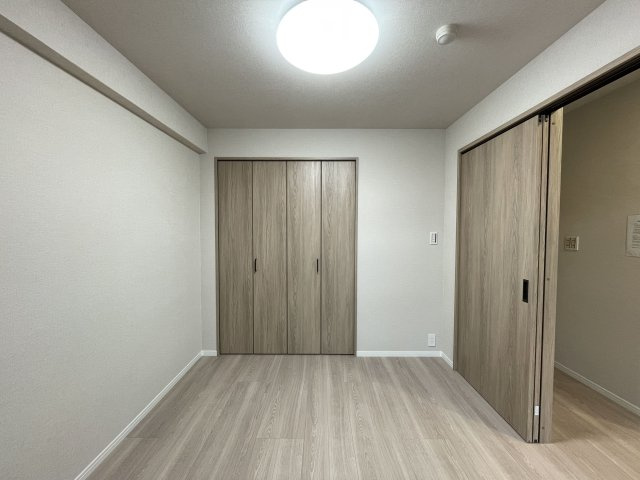 【洋室】 | ロワールティアラ室見 | 収納スペースがたっぷりあるので、部屋を広々と使えてストレスなく過ごせます