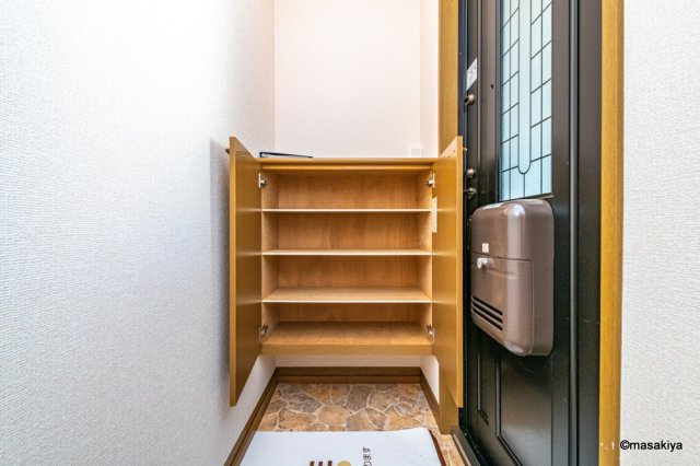 三才パレスの玄関|写真は同じ建物内の別のお部屋の物です。