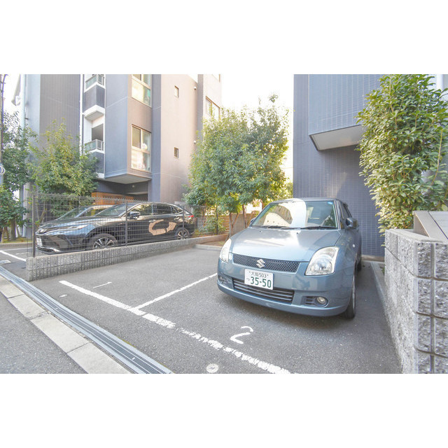 Gramercy Juso-higashi 1stの駐車場