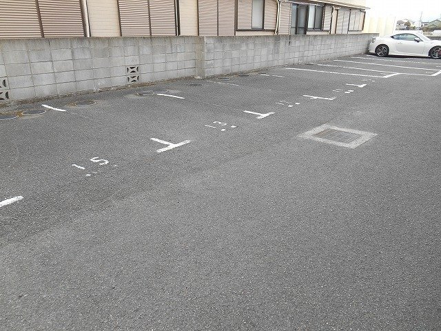 和歌山市里のハイツの駐車場