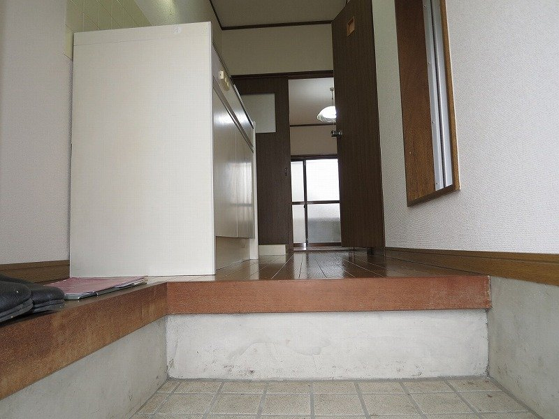 和歌山市里のハイツの玄関