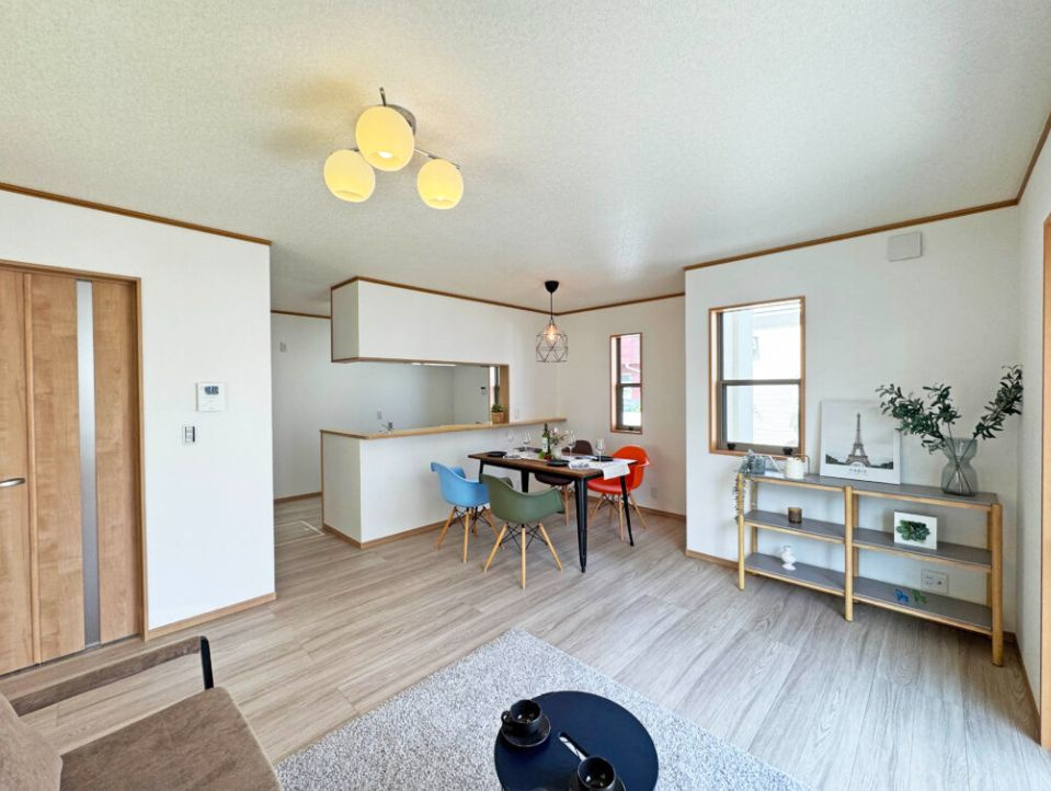 茅ヶ崎市円蔵　中古戸建の居間・リビング|こちらの居間で趣味の時間をお楽しみください